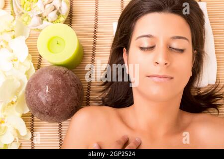 Eine junge schöne Frau Entspannung in einem Spa (Wellness-Konzept) Stockfoto