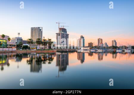 St. Petersburg, Florida, USA Downtown Skyline der Stadt in der Dämmerung auf die Bucht. Stockfoto
