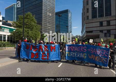 Anti-Waffenhandel-Demonstranten marschieren die Londoner Mauer entlang, als Teil ihrer Demonstration gegen städtische Institutionen, die sie als Investitionen in Waffenfirmen behaupten. Wormwood Street, City of London. Der Protest wurde anlässlich des Eröffnungstages der DSEI-Show (Defence and Security Equipment International) organisiert. Dies ist eine alle zwei Jahre stattfindende Messe für Verteidigung und Sicherheit, die im Excel-Konferenzzentrum in den Docklands, London, stattfindet. London Wall, City of London, London, Großbritannien. 8. September 2009 Stockfoto