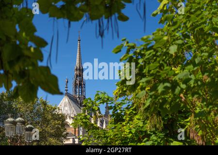 Detail von Sainte Chapelle in Paris mit einigen Bäumen im Vordergrund Stockfoto