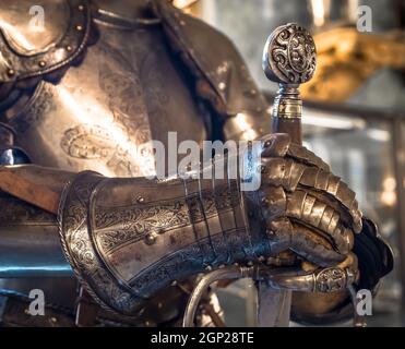 Detail einer mittelalterlichen Ritterrüstung - 15. Jahrhundert. Konzept für Sicherheit, Sicherheit und Schutz. Stockfoto