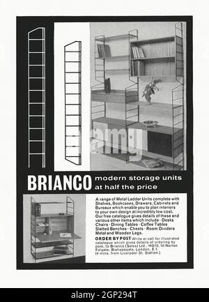 Eine Anzeige für das stilvolle Regalsystem ‘Brianco’ aus den 1960er Jahren, die vom Londoner Unternehmen verkauft wird. Die Anzeige erschien in einer Zeitschrift, die im Oktober 1962 in Großbritannien veröffentlicht wurde. Das moderne, ‘self-Assembly’ System basiert auf dem schwedischen ‘String’ System, das ‘von Nils 1949 Nisse’ Strinning und seiner Frau, der Designerin Kajsa Strinning, entworfen wurde – Vintage-Grafiken aus den 1960er Jahren. Stockfoto