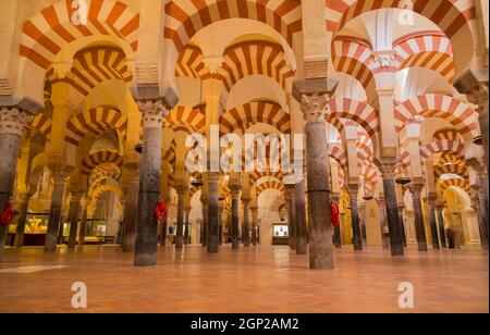 CORDOBA, SPANIEN - 11. August 2021 - Bögen im Gebetsraum der Mezquita (Moschee), Cordoba, Spanien Stockfoto