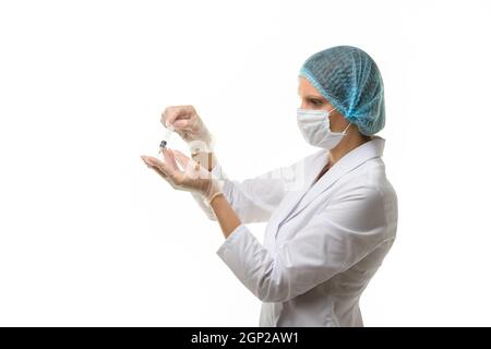 Arzt nimmt Medizin mit Spritze aus Ampulle, isoliert auf weißem Hintergrund Stockfoto
