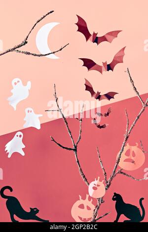 Abstrakte Halloween Komposition in roten Farbtönen, monochromer Look. Papiersilhouetten von Mond, kastanienbraunen Fledermäusen, weißen Geistern, schwarzen Katzen und orangefarbenen Kürbissen. Stockfoto