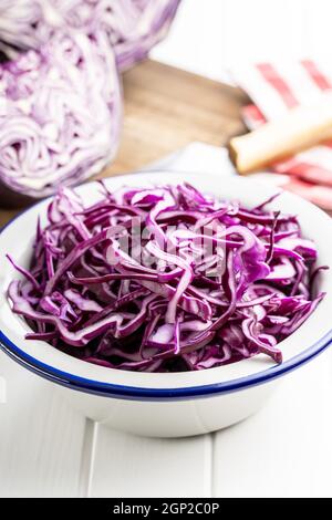 Frischer Rotkohl in Scheiben geschnitten in einer Schüssel. Stockfoto