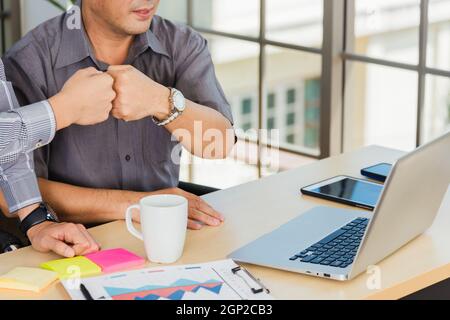 Asian Senior und junge Business Mann stoßen Fäuste zu begrüßen einander im Büro. Glücklich alt und Junior zwei Geschäftsleute begrüßen Fäuste Hand, begrüßen Stockfoto