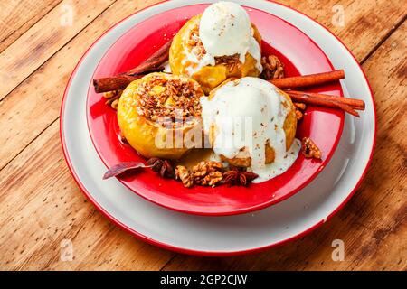 Gebackene Äpfel gefüllt mit Haferflocken und Nüssen.gebackene Äpfel auf Holz Tabelle Stockfoto