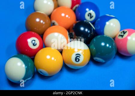 Queuesportlandschaft mit Billardkugeln in blauem Ambiente Stockfoto