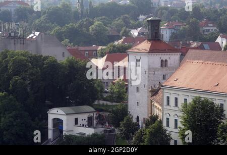 Blick auf Lotršèak-Turm, Wehrturm im alten Teil von Zagreb genannt Gradec, Kroatien Stockfoto