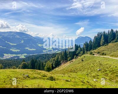 Tal in den Alpen bei Scheffau am Wilden Kaiser, Tirol, Österreich, in den alpen bei Scheffau am kaisergebirge, Tirol, Österreich Stockfoto