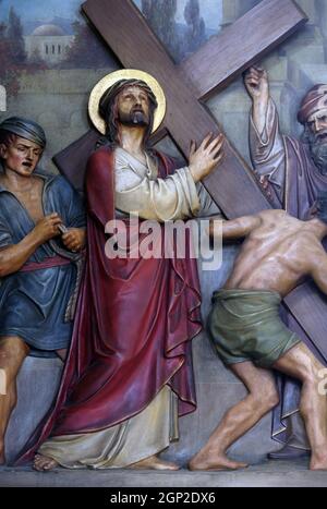 2. Kreuzweg erhält Jesus sein Kreuz, Basilika des Heiligen Herzens Jesu in Zagreb, Kroatien Stockfoto