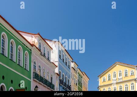 Fassade von alten farbigen Häusern im Kolonialstil im berühmten Pelourinhoviertel in der Stadt Salvador, Bahia Stockfoto