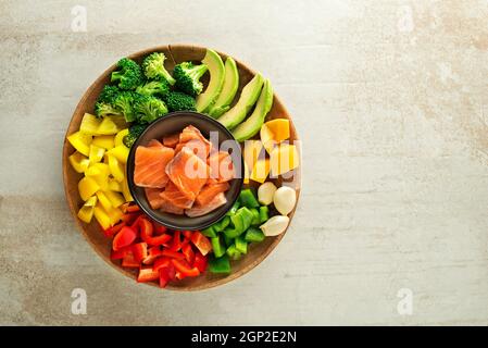 Gesunde Mahlzeit mit Lachssteak und gemischtem Gemüse kochen. Gesundes Kochkonzept Stockfoto