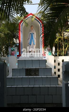 Das Grab des kroatischen Jesuitenmissionars Ante Gabrić hinter der katholischen Kirche in Kumrokhali, Westbengalen, Indien Stockfoto