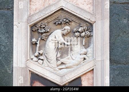 Erschaffung Adams: Andrea Pisano, 1334-36., Relief auf Giotto Campanile von Cattedrale di Santa Maria del Fiore (Kathedrale Santa Maria del Fiore), Stockfoto