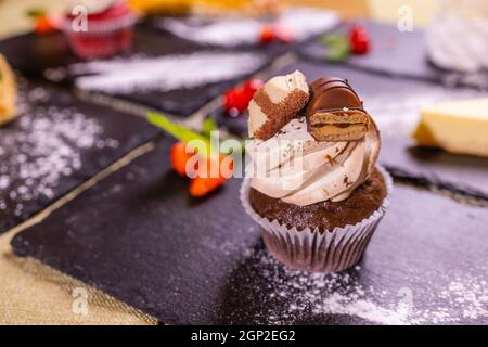 Sortiment von Süßwaren, verschiedenen Arten von Kuchen und Desserts auf dem Tisch Stockfoto