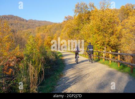 Biker genießen die Green-Way-Route der Banos de Montemayor in der zauberhaften Herbstsaison, Extremadura, Spanien Stockfoto