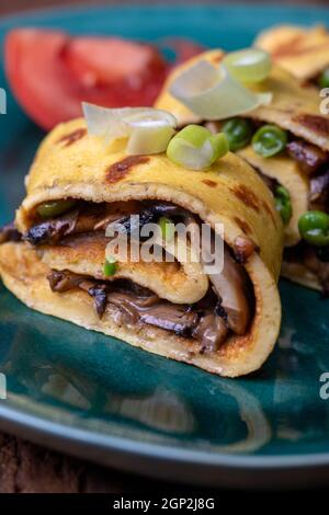 Omelette mit Pilzen auf einem Teller Stockfoto