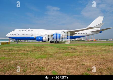 Riesige Flugzeuge Rollen auf dem Rollweg am Flughafen Stockfoto