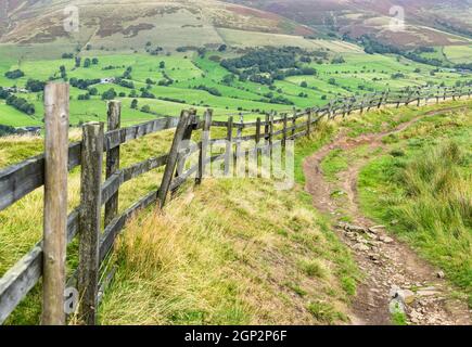 Ein Holzzaun entlang des Great Ridge, Peak District National Park, Derbyshire, England Stockfoto