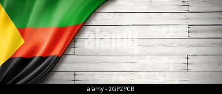 Azawad MNLA Flagge auf alter weißer Wand. Horizontales Panorama-Banner. Stockfoto