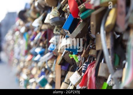 Viele Liebe Sperren auf der Brücke in Paris - ein Symbol der ewigen Liebe, Freundschaft und Romantik. Frankreich. Stockfoto