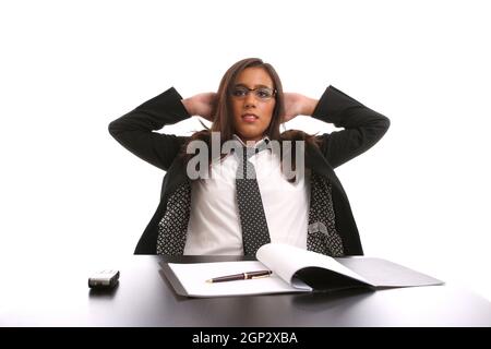 Erfolgreiche Geschäftsfrau entspannend über ihrem Schreibtisch, in weißen Hintergrund isoliert Stockfoto