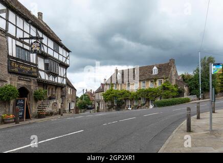 Das George Inn ist ein denkmalgeschütztes Gebäude aus dem 14. Jahrhundert in Norton St Philip, Somerset, England, Großbritannien Stockfoto