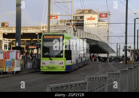 Lokale Straßenbahn vor der East Croydon Station Londoner Straßenbahnen halten. Stockfoto