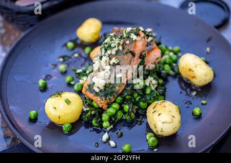Lachsfilet mit grünen Erbsen und Spinat Stockfoto