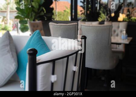 Freiluftresort Restaurant mit grünen Pflanzen, Stock Foto Stockfoto