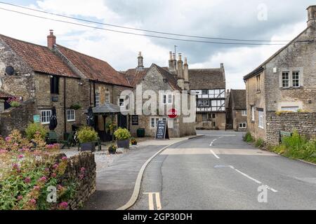 Der Fleur De Lys und das George Inn im Hintergrund. Beide denkmalgeschützten historischen Gebäude in Norton St Philip, Somerset, England, Großbritannien Stockfoto