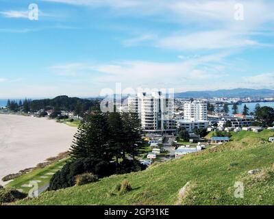 Blick auf den Mt. Maunganui Beach und Entwicklung entlang der Küste vom Gipfel des Mt. Maunganui, auch Mauao genannt, in der Bucht von Plenty von Neuseeland. Die Strandstadt am Pazifischen Ozean ist ein beliebtes Reiseziel, besonders bekannt für seine Meereslandschaft und Landschaft. Stockfoto