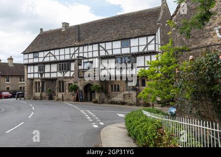 Das George Inn ist ein denkmalgeschütztes Gebäude aus dem 14. Jahrhundert in Norton St Philip, Somerset, England, Großbritannien Stockfoto