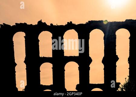 The Acueducto de los Milagros Englisch: Miraculous Aqueduct ist die Ruinen einer römischen Aquädukt Brücke, Teil des Aquädukts gebaut. Stockfoto