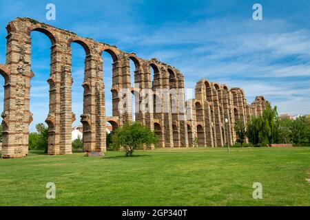 The Acueducto de los Milagros Englisch: Miraculous Aqueduct ist die Ruinen einer römischen Aquädukt Brücke, Teil des Aquädukts gebaut. Stockfoto