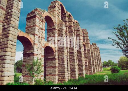 The Acueducto de los Milagros Englisch: Miraculous Aqueduct ist die Ruinen einer römischen Aquädukt Brücke, Teil des Aquädukts gebaut. Stockfoto