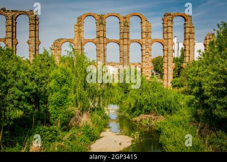 The Acueducto de los Milagros Englisch: Miraculous Aqueduct ist die Ruinen einer römischen Aquädukt Brücke, Teil des Aquädukts gebaut. Stockfoto