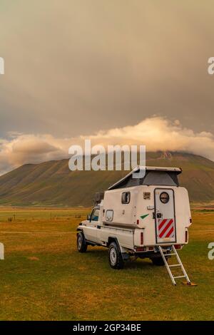 Vanlife in der Nähe von Castelluccio Dorf im Nationalpark Monte Sibillini, Region Umbrien, Italien Stockfoto