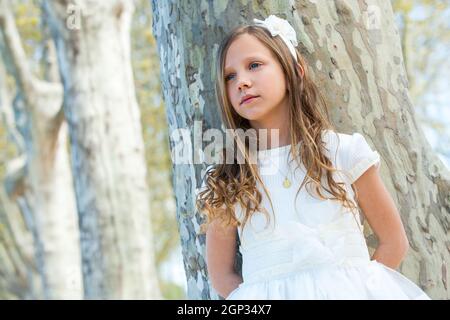 Nahaufnahme Porträt von attraktiven Mädchen in weiß im Freien. Stockfoto