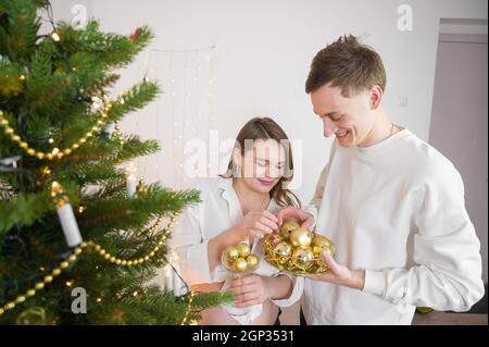 Ich freue mich auf das erste gemeinsame Weihnachtsfest. Schwangerschaft, Winterurlaub und Menschen Konzept. Stockfoto