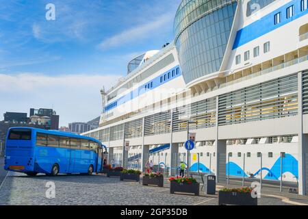 FUNCHAL, MADEIRA - 04. FEB 2020: Luxus-Kreuzfahrtschiff im Hafen von Madeira. Funchal, Madeira, Portugal Stockfoto