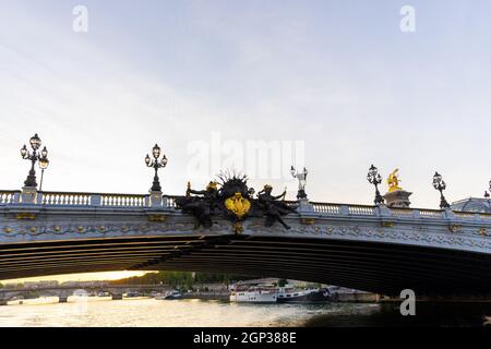 Alexander-III-Brücke in Paris vom Sena aus Stockfoto