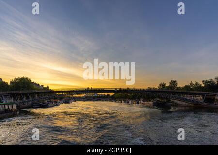 Kunstbrücke in Paris vom Fluss Sena aus Stockfoto