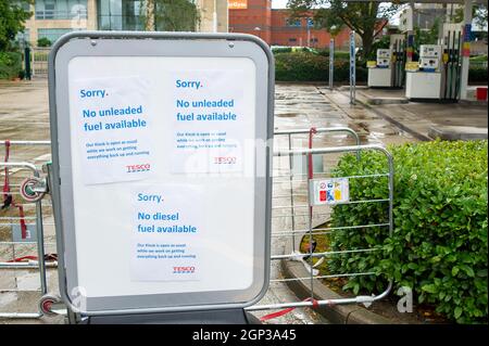 Slough, Großbritannien. September 2021. Die Tesco-Tankstelle auf der A4 in Slough wurde aufgrund von Benzin- und Dieselmangel gesperrt und heute geschlossen. Aufgrund des Mangels an Kraftfahrern, die nach dem Brexit und der Covid-19-Pandemie Kraftstoff ausliefern, hat sich die Panik beim Kauf von Benzin und Diesel in den letzten Tagen fortgesetzt. Quelle: Maureen McLean/Alamy Live News Stockfoto