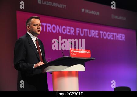 Brighton, England. September 2021. Nick Thomas-Symonds MP, Schatten-Innenminister, hält seine Rede während der Debatte über Justiz und Inneres, an der Nachmittagssitzung am vierten Tag der Jahreskonferenz der Labour Party im Brighton Center. Kevin Hayes/Alamy Live News Stockfoto