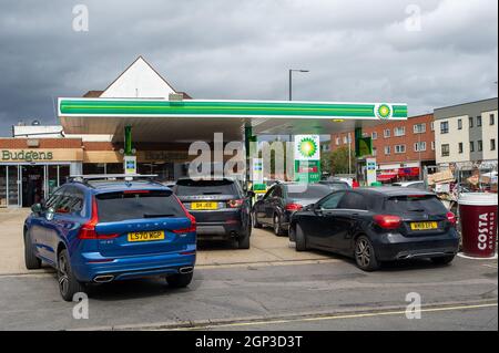 Slough, Großbritannien. September 2021. Es war an der BP-Tankstelle auf der Farnham Road in Slough voll. Bleifreies Benzin war vorhanden, aber kein Diesel. Aufgrund des Mangels an Kraftfahrern, die nach dem Brexit und der Covid-19-Pandemie Kraftstoff ausliefern, hat sich die Panik beim Kauf von Benzin und Diesel in den letzten Tagen fortgesetzt. Quelle: Maureen McLean/Alamy Live News Stockfoto