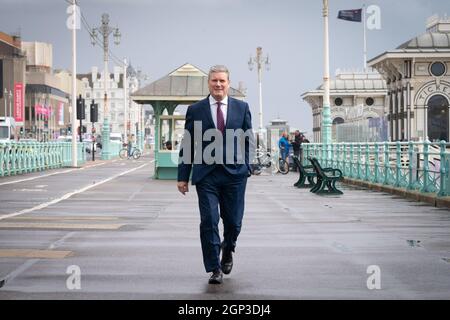 Der Labour-Vorsitzende Sir Keir Starmer spaziert während der Labour Party-Konferenz in Brighton entlang der Strandpromenade von Brighton. Bilddatum: Dienstag, 28. September 2021. Stockfoto