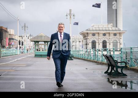 Der Labour-Vorsitzende Sir Keir Starmer spaziert während der Labour Party-Konferenz in Brighton entlang der Strandpromenade von Brighton. Bilddatum: Dienstag, 28. September 2021. Stockfoto